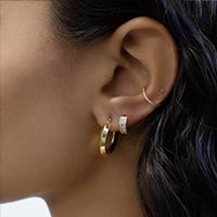 caption:Model wearing 10mm conch