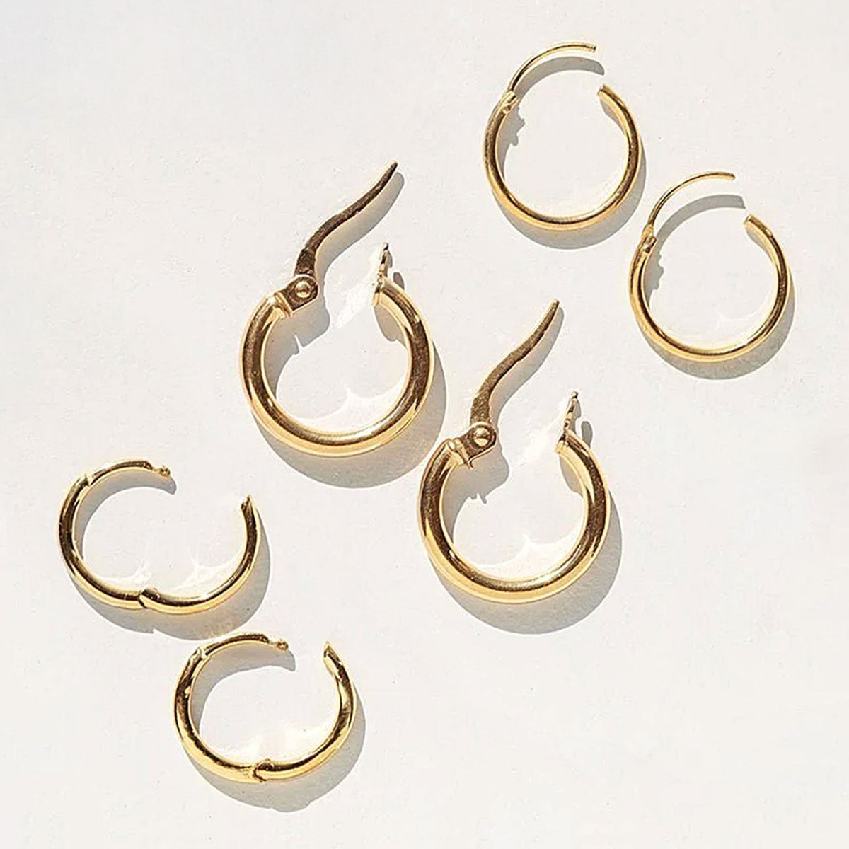 Earrings Guide: How to Choose the Right Kind(Type) of Classic Huggie Earrings