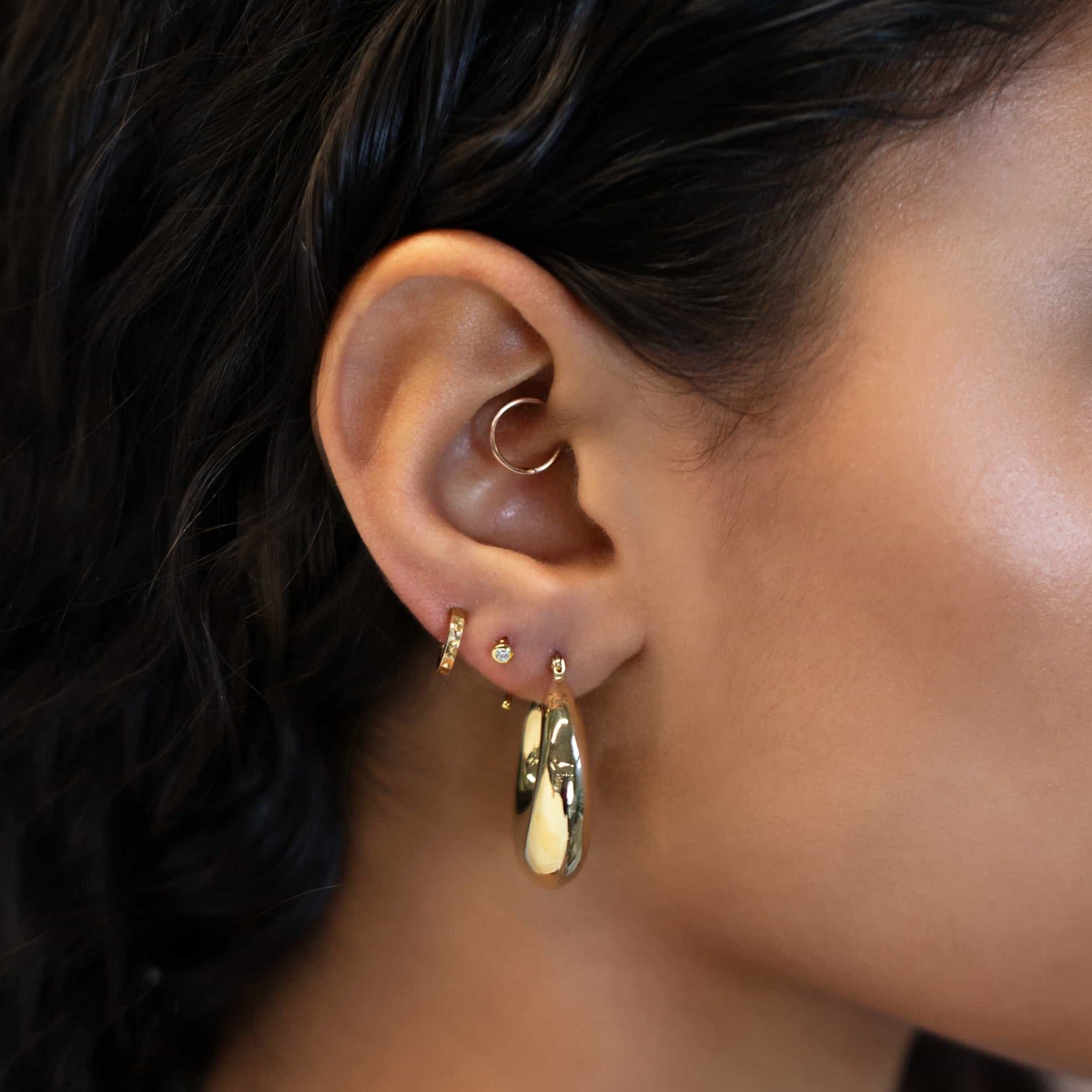 caption:Model has average ear lobes, wearing 6mm