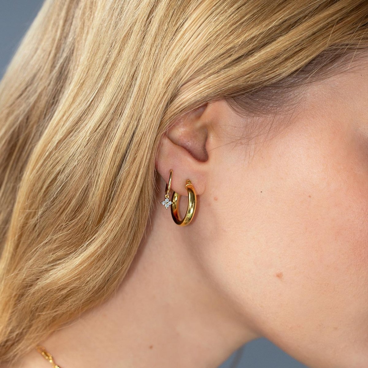 Gemstone Flor Huggies White Zirconia