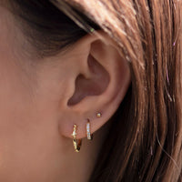 caption:Model wearing 3mm on third hole