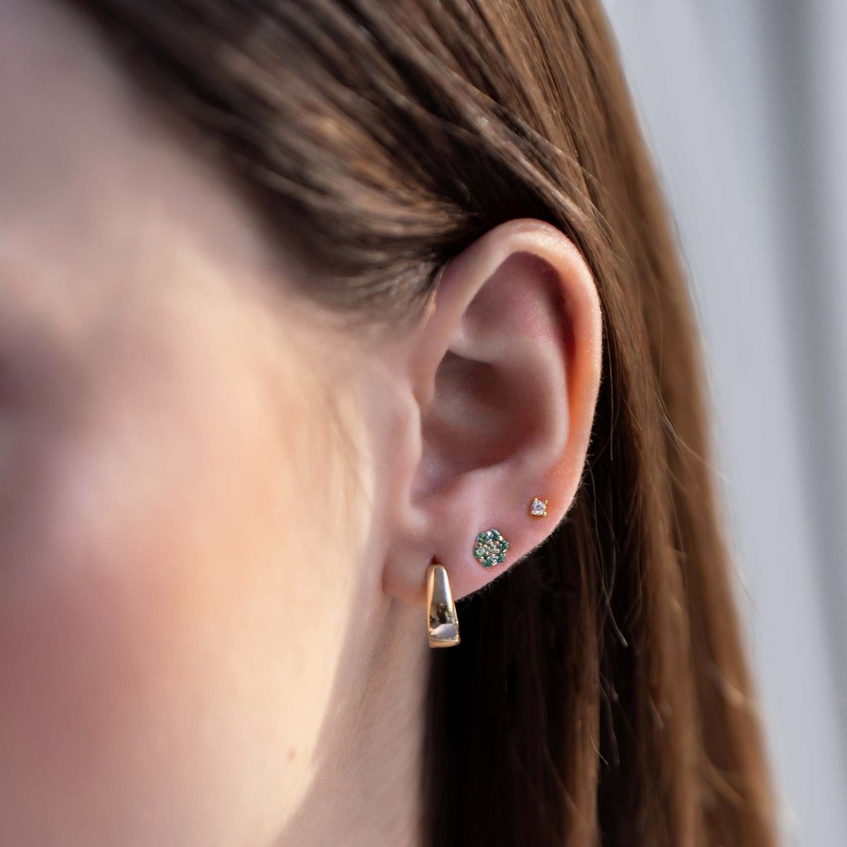 caption:Model has small earlobes