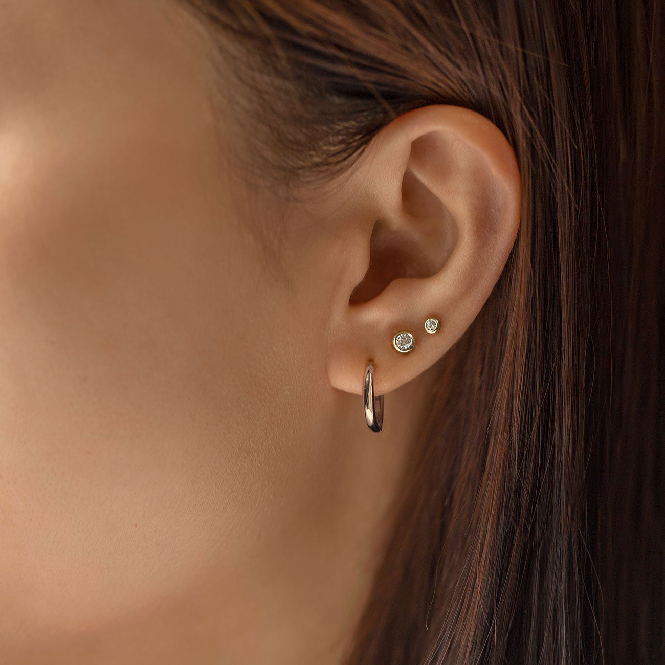 caption: Model wearing 4mm on second and 3mm on third hole