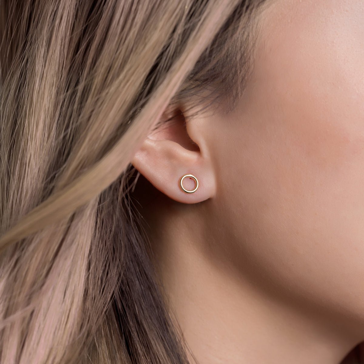 caption:model wearing 7mm