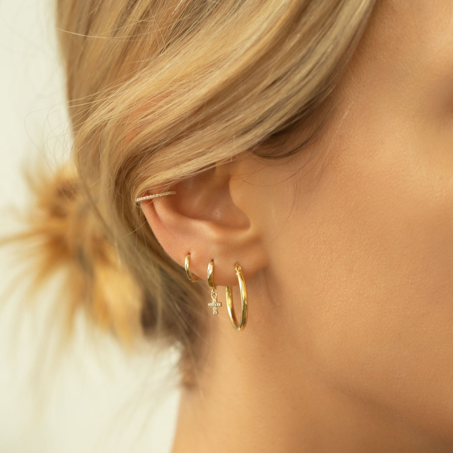 caption: Model wearing 7mm on second hole